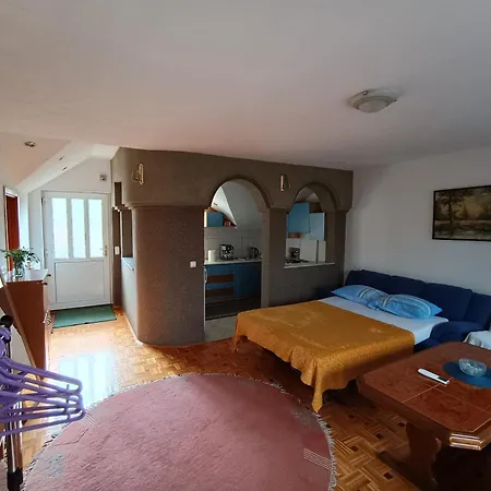 Urban Oasis In Apartment Cazin